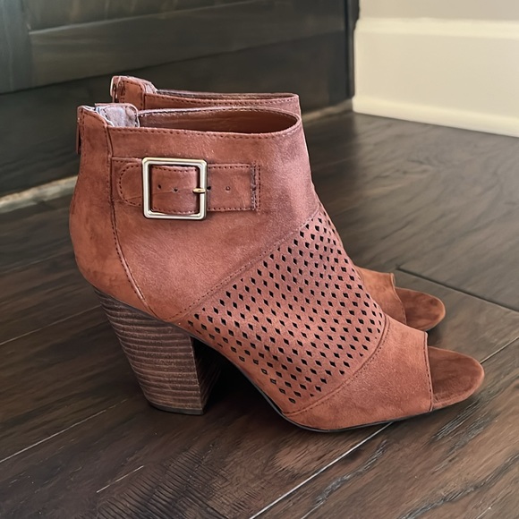 Women’s Carlos Santana Vegan Perforated Shoe Bootie Faux Suede Cognac Size 7 - Picture 2 of 10